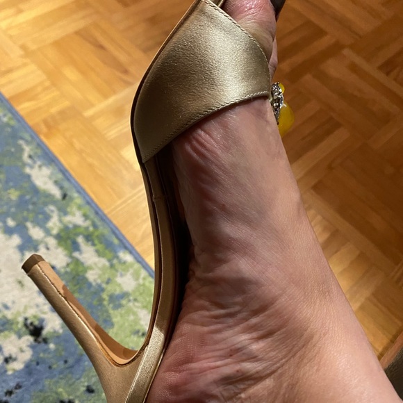 Authentic GIUSEPPE ZANOTTI elegant golden satin and leather evening shoes. - Picture 3 of 11